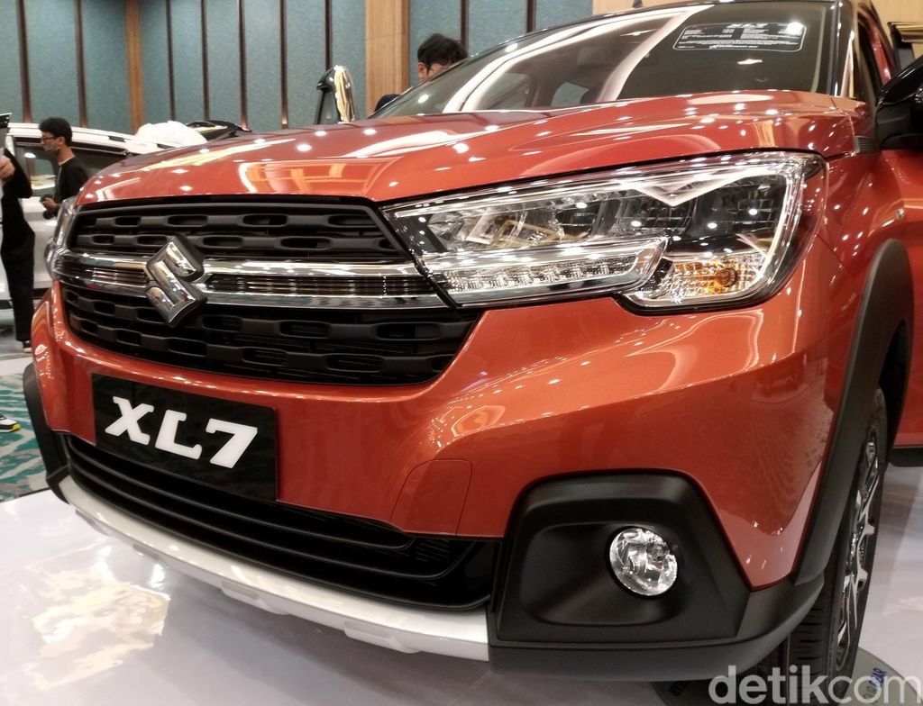 Suzuki mengenalkan varian low SUV baru, XL7. Model ini merupakan hasil pengembangan dari model low MPV, Ertiga. Penasaran? Yuk, lihat.