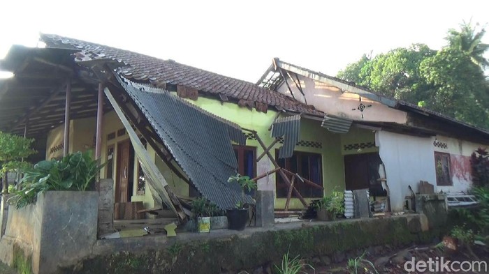 Rumah warga rusak diterjang angin puting beliung