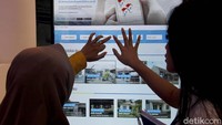 Pengunjung milenial mencari alamat rumah dan properti yang menjadi incarannya melalui platform digital yakni rumahmurahbtn.co.id dengan dibantu petugas yang jaga.
