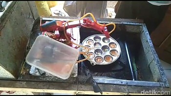 Robot ini menggunakan daya baterai 4,2 volt sebanyak dua buah, yang mampu bertahan untuk jualan selama dua minggu dan bisa di-charge ulang (Rinto Heksantoro/detikcom)