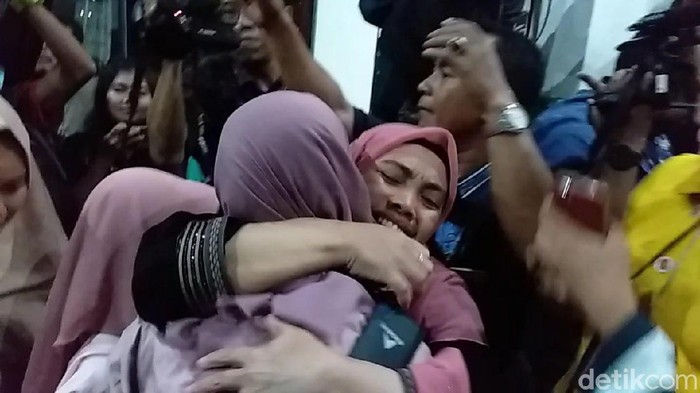 Puluhan warga Jatim yang pulang dari Wuhan, China bertemu keluarga tercinta setelah menjalani karantina di Natuna. Sebanyak 62 warga tiba di Bandara Juanda pukul 22.16 WIB.
