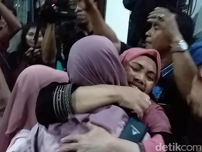 Puluhan warga Jatim yang pulang dari Wuhan, China bertemu keluarga tercinta setelah menjalani karantina di Natuna. Sebanyak 62 warga tiba di Bandara Juanda pukul 22.16 WIB.