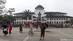 Antusias Warga Berkunjung ke Gedung Sate di Akhir Pekan