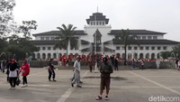 Tak hanya warga Bandung, tak sedikit pula wisatawan yang datang berkunjung ke Gedung Sate di akhir pekan.