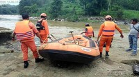 Warga bersama aparat setempat pun melakukan pencarian pada Sabtu (15/2) lalu namun belum menemukan pria tersebut. Warga kemudian menghubungi Pos SAR Basarnas Sukabumi terkait peristiwa tersebut. tim SAR pun bergerak ke lokasi untuk melakukan pencarian terhadap pria tersebut. Istimewa/Dok. Tim SAR.