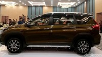 Selain perbedaan dari sisi teknis, dari segi dimensi antara Ertiga dan XL7 juga ada perbedaan. Jarak terendah ke tanah atau ground clearance, misalnya, Ertiga punya ground clearance 180 mm, sementara XL7 200 mm. Kemudian dari spesifikasi, panjang x lebar x tinggi, Ertiga memiliki panjang 4.395 mm, lebar 1.735 mm, dan tinggi 1.690 mm. Sementara XL7 memiliki panjang 4.450 mm, lebar 1.775, dan tinggi 1.710 mm.