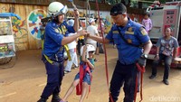 Satu per satu anak-anak menjajal flying fox saat mengikuti pelatihan yang diselenggarakan bersama petugas pemadam kebakaran itu.