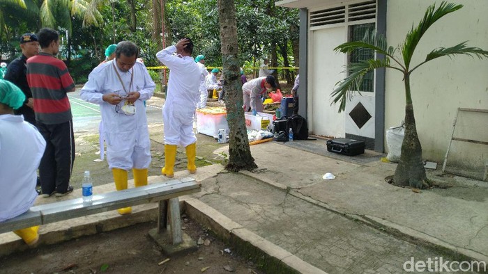 Petugas Batan bersihkan sisa limbah radioaktif di Batan Indah, Tangsel. (Sachril Agustin Berutu/detikcom)