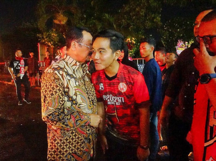 Gibran Rakabuming bertemu Achmad Purnomo di Stadion Manahan Solo