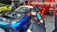 Tim T2 Motorsports mempersiapkan mobil balapnya. 