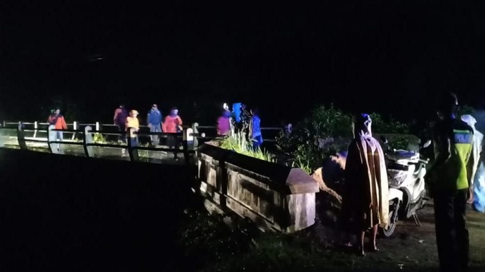 Enam santri Ponpes Hidayatul Mubtadiin, Magetan jadi korban meluapnya Sungai Gandong. Lima santri selamat, sementara seorang santi lainnya hanyut dan belum diketemukan.
