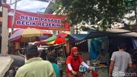 Lokasinya tak pernah pindah, di jalan Prembaen, dekat lampu merah. Jalan kecil ini sejak dulu mulai pukul 6 pagi dipenuhi pedagang makanan, sayuran, buah dan aneka jajanan. Semuanya produk yang terpilih sehingga harganya agak mahal. Foto: detikcom