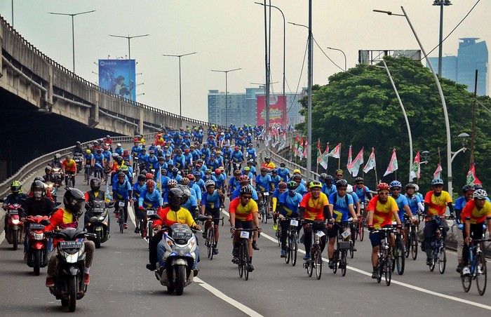 Gowes Santai 70 KM Kaum Milenial Sebanyak 1000 peserta mengikuti gowes santai sejauh 70 KM bersama kaum milenial dari seluruh Indonesia di Jakarta. Begini penampakannya.