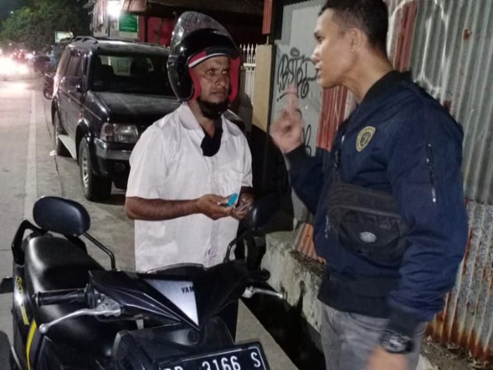 Pengungsi luar negeri berkendara bebas tanpa SIM, ditangkap petugas Rudenim. (M Nur Abdurrahman/detikcom)