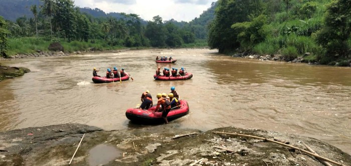 Tim SAR Cari Pria yang Nekat Ceburkan diri ke Sungai di Sukabumi Tim SAR melakukan pencarian seorang pria yang nekat menceburkan diri ke sungai di Sukabumi. Pria itu diduga depresi hingga nekat menceburkan diri ke sungai.