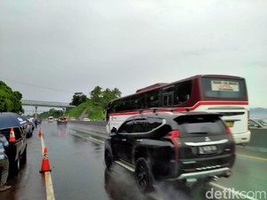 Ada Longsor di Pinggir Tol Cipularang, Lalu Lintas Terpantau Lancar