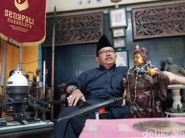 Seskab Pramono Anung mengaku telah melarang Presiden Joko Widodo berkunjung ke Kediri. Benarkah Kediri wingit atau angker untuk didatangi presiden?