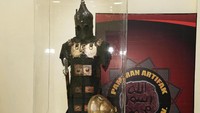 Seperangkat pakaian perang juga ditampilkan di dalam sebuah kotak kaca yang ada di area pameran tersebut.