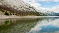 Dari bulan Mei hingga September, Medicine Lake memiliki permukaan yang berkilau dan memantul. Traveler pun bisa melihat aneka hewan seperti rusa, serigala, rusa besar, domba gunung, dan bahkan beruang sesekali. Dok. Isctock/Sean Ferguson.