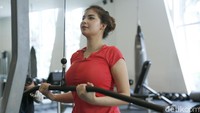 Meski begitu, Deasy tampak tak kesulitan saat mencoba berbagai alat di tempat kebugaran.
