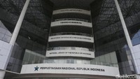 Yang paling menarik lagi adalah di lantai 24, dimana kamu bisa melihat kota Jakarta dari lounge. Di sana ada bangku yang bisa kamu gunakan untuk duduk dan mengamati. Sering juga di lantai 24 ada kegiatan workshop dan pameran. Ayo,,, kalian tertarik mengunjungi Perpusnas RI nggak?