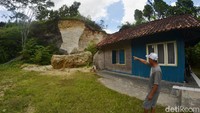 Beruntung sekitar empat bulan lalu, aparat Satuan Reserse Kriminal Polres Ciamis menutup aktivitas penambangan batu kapur ilegal tersebut. Polisi kala itu mengamankan tiga orang yang berada di balik aktifitas penambangan ilegal tersebut.