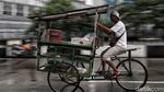 Semangat Juang Para Pencari Rezeki Menembus Hujan