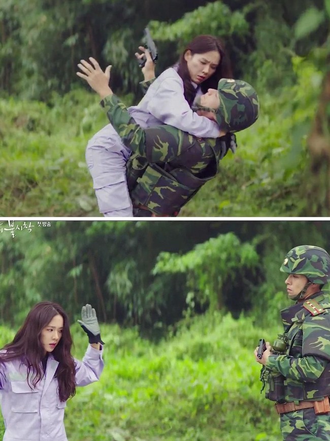 Inilah pertemuan perdana Kapten Ri Jeong Hyeok (Hyun Bin) dan Yoon Se Ri (Son Ye Jin). Adegan yang ditampilkan di Crash Landing On You episode 1 ini memperlihatkan momen Yoon Se Ri mengalami kecelakaan saat paragliding. Angin tornado menerbangkannya begitu jauh sampai tersangkut di atas pohon di wilayah Korea Utara. Saat tersangkut di atas pohon inilah dia bertemu dengan tentara Korut tampan, Ri Jeong Hyeok. Foto: Dok. tvN