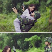 Inilah pertemuan perdana Kapten Ri Jeong Hyeok (Hyun Bin) dan Yoon Se Ri (Son Ye Jin). Adegan yang ditampilkan di Crash Landing On You episode 1 ini memperlihatkan momen Yoon Se Ri mengalami kecelakaan saat paragliding. Angin tornado menerbangkannya begitu jauh sampai tersangkut di atas pohon di wilayah Korea Utara. Saat tersangkut di atas pohon inilah dia bertemu dengan tentara Korut tampan, Ri Jeong Hyeok. Foto: Dok. tvN