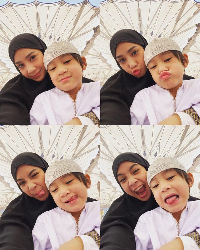  Dalam foto ini terlihat Gigi dan Rafathar sedang selfie di Madinah. Gigi memakai khimar warna hitam dan Rafathar memakai peci putih dan baju koko warna putih. Anak soleh Mama Gigi ️, tulis akun Instagram @raffinagita1717. Foto: Dok. Instagram @raffinagita1717