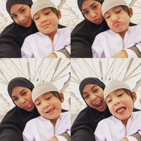  Dalam foto ini terlihat Gigi dan Rafathar sedang selfie di Madinah. Gigi memakai khimar warna hitam dan Rafathar memakai peci putih dan baju koko warna putih. Anak soleh Mama Gigi ️, tulis akun Instagram @raffinagita1717. Foto: Dok. Instagram @raffinagita1717