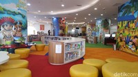 Juga ada beberapa meja dan bangku mini untuk anak-anak. Serta komputer yang menunjang anak-anak untuk belajar sambil bermain. (Syanti/detikcom)