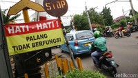 Spanduk peringatan soal rusaknya palang pintu juga sudah dipamerkan sebagai pemberitahuan kepada para pengendara.