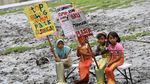 Aksi Duyung Cilik Tolak Buang Sampah di Sungai