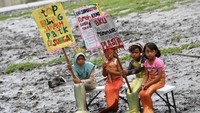 Para duyung cilik ini juga membawa poster saat melakukan aksi peduli lingkungan tersebut.