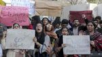 Aksi Warga Pakistan Minta Keluarganya Dievakuasi dari Wuhan
