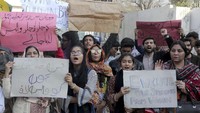 Mereka meminta pemerintah Pakistan mengevakuasi keluarga mereka dari Wuhan yang kini tengah dilanda wabah virus corona.
