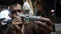 Raden Soemadimadja menjadi pembuat senapan berawal dari permintaan seorang juragan kebun dari Belanda untuk memperbaiki senjata api di bengkel besi miliknya.