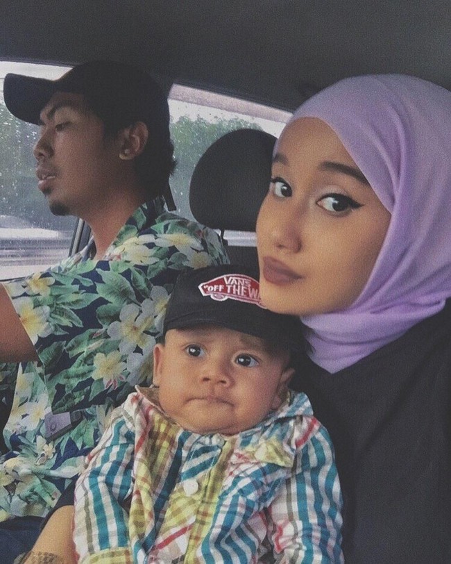 Di Instagram-nya sendiri, Nabila sering mengunggah foto bersama suami dan anaknya. Foto: instagram @nblaazln
