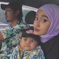 Di Instagram-nya sendiri, Nabila sering mengunggah foto bersama suami dan anaknya. Foto: instagram @nblaazln
