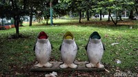 Patung-patung binatang dan lantai di taman itu tampak berlumut. Rumput liar pun terlihat di sekitar taman tersebut.