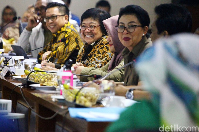 Menteri Lingkungan Hidup dan Kehutanan (LHK) Siti Nurbaya (kanan) bersama Sekjen Kemen LHK Bambang Hendroyono (kiri) mengikuti Rapat Kerja dengan Komite II DPD RI di Gedung DPD Kompleks Parlemen Senayan, Jakarta, Senin (17/2/2020). Rapat dengan DPD tersebut membahas program kerja Kementerian Lingkungan Hidup dan Kehutanan Tahun 2020.