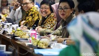 Menteri Lingkungan Hidup dan Kehutanan (LHK) Siti Nurbaya didampingi Sekjen Kementerian LHK Bambang Hendroyono menghadiri rapat kerja di Gedung DPD, Kompleks Parlemen Senayan, Jakarta, Senin (17/2/2020). 