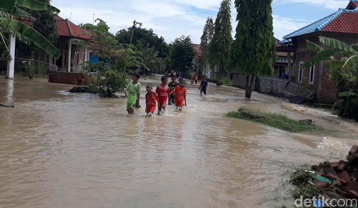 Tanggul Sungai Cisanggarung di Kecamatan Losari, Brebes, jebol pada Senin (17/2/2020) pagi. Akibatnya, enam desa di sepanjang aliran sungai terendam banjir.