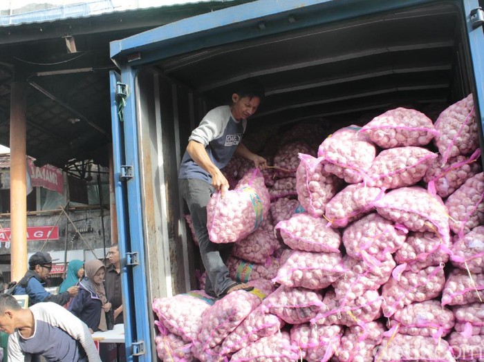 Operasi Pasar Murah di Pasar Kosambi Bandung