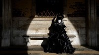 Karnaval kostum jadi salah satu acara yang paling dinanti di Venesia oleh warga maupun wisatawan. Pasalnya di karnaval itu mereka dapat mengenakan beragam kostum serta topeng yang unik saat berkeliling kota.