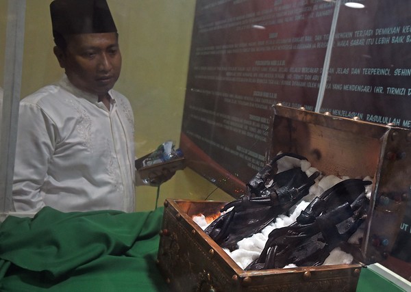 Artefak lain yang turut ditampilkan dalam pameran itu adalah sebuah terompah atau alas kaki yang terbuat dari kulit, karet atau kayu. Artefak lain yang turut ditampilkan dalam pameran itu adalah sebuah terompah atau alas kaki yang terbuat dari kulit, karet atau kayu.