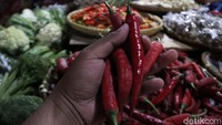 Pada musim hujan seperti saat ini, harga cabai merangkak naik. Hal itu disebabkan stok terbatas karena petani mengalami gagal panen.
