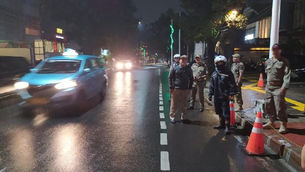 Dishub Jaksel Cabut Pentil 20 Kendaraan di Jalan Gunawarman.