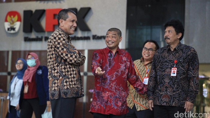KPK dan BPIP Kompak Kampanye Pancasila ke Generasi Milenial Deputi Pencegahan KPK bersama Badan Pembinaan Ideologi Pancasila (BPIP) memberi pernyataan pers di Gedung KPK, Jakarta, Senin (17/2/2020) usai pertemuan kedua lembaga. KPK dan BPIP sepakat untuk bekerjasama dalam membumikan Pancasila ke generasi milenial dalam bentuk kampanye dan berbagai sosialisasi. Hadir dalam pernyataan pers tersebut (kiri-kanan) Deputi Pencegahan Komisi Pemberantasan Korupsi (KPK), Pahala Nainggolan, Staf Khusus Dewan Pengarah BPIP Benny Susetyo, Kepala BPIP Yudian Wahyudi dan Sekretaris Utama BPIP, Karjono.